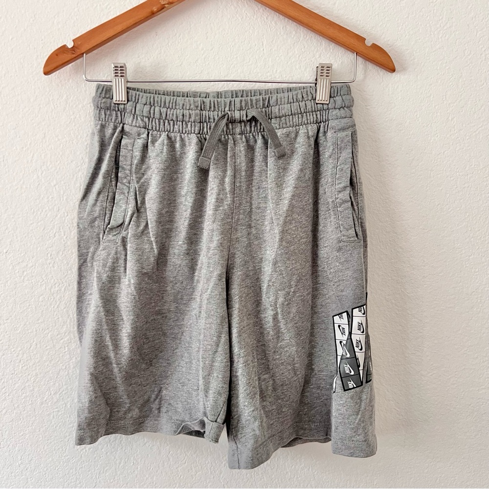 Nike Boys Graphic Logo Athletic Shorts Sz XL